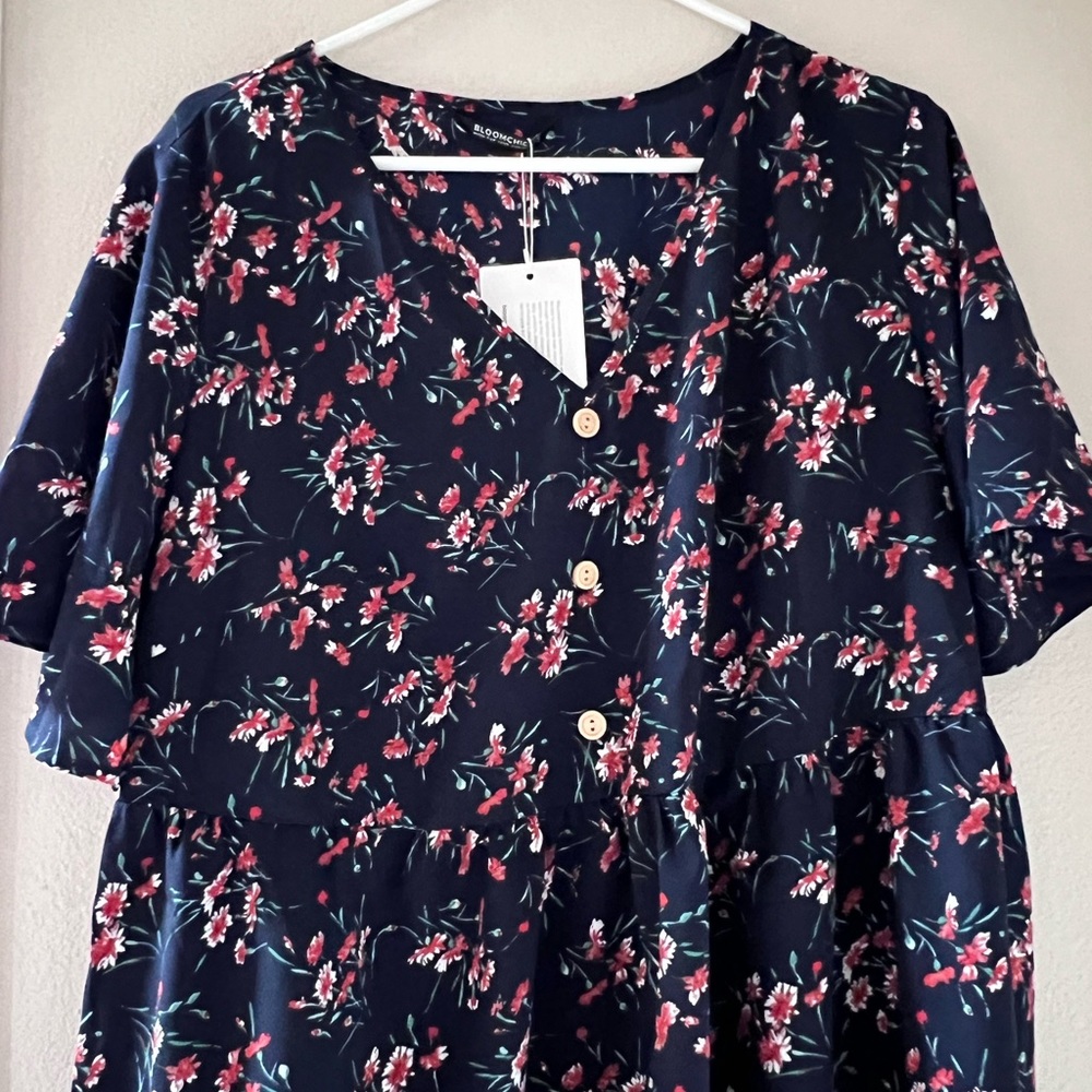 Cute navy floral top!